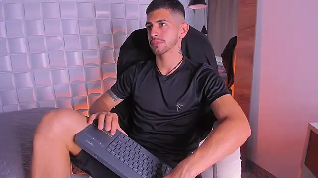 Snapshot of AlejandroStormm chatting on 21, 11, 2025 AlejandroStormm online show from 21, 11, 2025