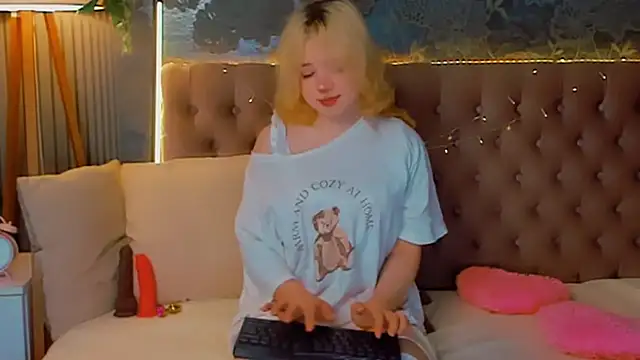 Snapshot of EmilyAngells chatting on 24, 2, 2026 EmilyAngells online show from 24, 2, 2026