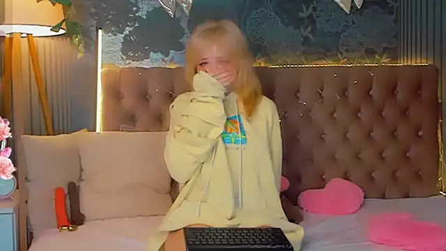 Snapshot of EmilyAngells chatting on 4, 3, 2026 EmilyAngells online show from 4, 3, 2026