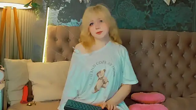 Snapshot of EmilyAngells chatting on 10, 3, 2026 EmilyAngells online show from 10, 3, 2026