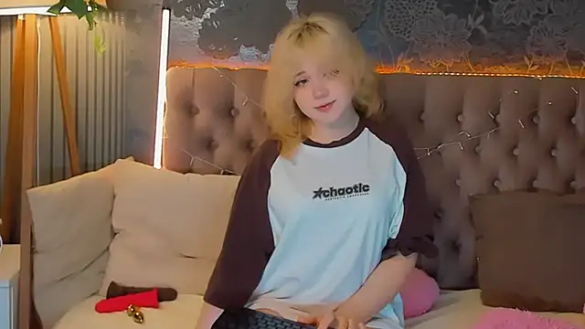 Snapshot of EmilyAngells chatting on 16, 3, 2026 EmilyAngells online show from 16, 3, 2026