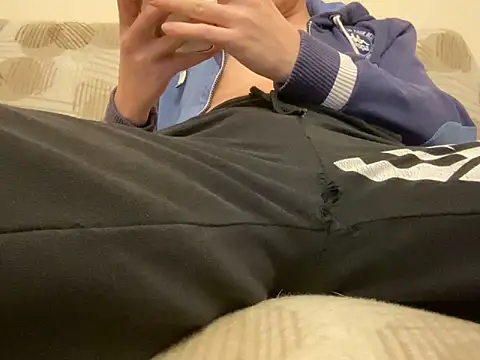 Snapshot of LrgPns chatting on 15, 12, 2025 LrgPns online show from 15, 12, 2025