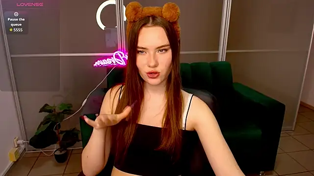 Snapshot of ElenaOconar chatting on 9, 10, 2025 ElenaOconar online show from 9, 10, 2025