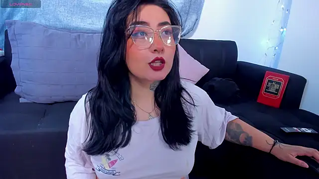 Curvybaddie99 online show from 4, 11, 2025