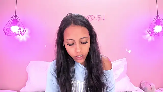 Snapshot of alahia_betancurx chatting on 6, 3, 2025 alahia betancurx online show from 6, 3, 2025