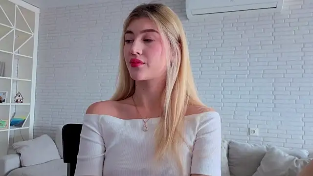 Snapshot of Tessalune_ chatting on 5, 10, 2025 Tessalune online show from 5, 10, 2025