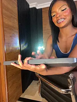 Snapshot of PinkyMoon chatting on 13, 3, 2026 PinkyMoon online show from 13, 3, 2026