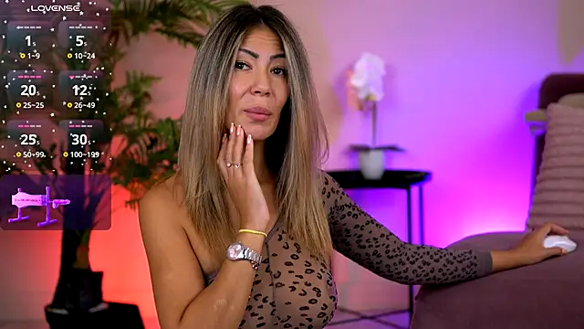 Snapshot of SophiaPotts chatting on 13, 10, 2025 SophiaPotts online show from 13, 10, 2025