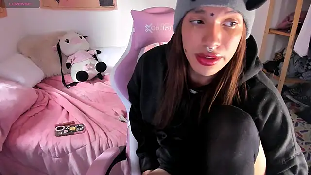 Snapshot of Loona_s chatting on 9, 10, 2025 Loona s online show from 9, 10, 2025