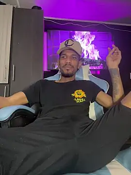 Snapshot of Miguel_bigcock chatting on 11, 3, 2025 Miguel bigcock online show from 11, 3, 2025