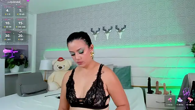 Snapshot of LeilaHiuston chatting on 11, 2, 2026 LeilaHiuston online show from 11, 2, 2026