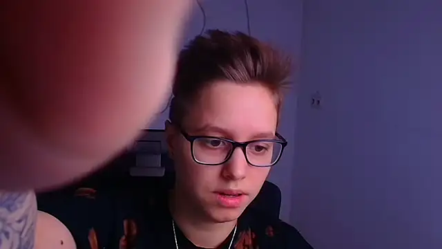 Bella Swannn online show from 6, 3, 2025