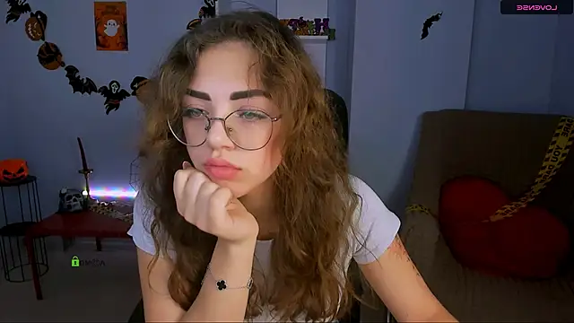 Snapshot of kiki_swan chatting on 28, 10, 2025 kiki swan online show from 28, 10, 2025