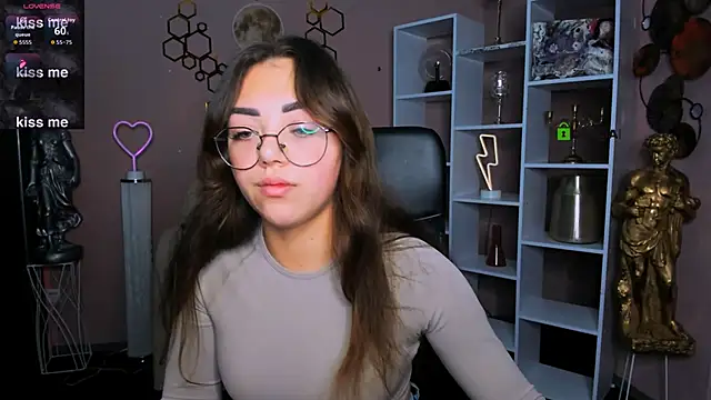 Snapshot of kiki_swan chatting on 21, 11, 2025 kiki swan online show from 21, 11, 2025