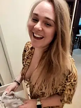 Juicy PeachLux online show from 10, 10, 2025