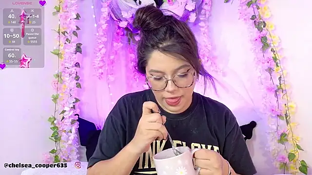 Snapshot of chelsea__coo chatting on 8, 9, 2025 chelsea  coo online show from 8, 9, 2025