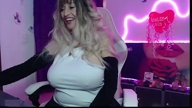 Snapshot of Matureboobs_111 chatting on 24, 9, 2025 Matureboobs 111 online show from 24, 9, 2025