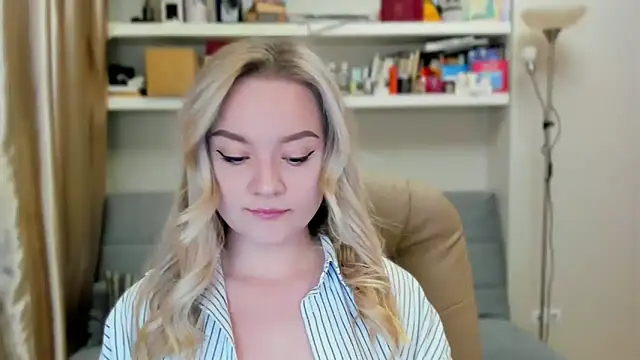 Snapshot of Kara_Smith_ chatting on 12, 10, 2025 Kara Smith online show from 12, 10, 2025