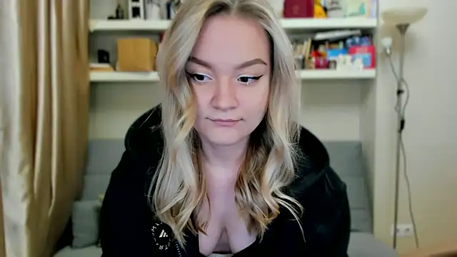 Snapshot of Kara_Smith_ chatting on 5, 11, 2025 Kara Smith online show from 5, 11, 2025