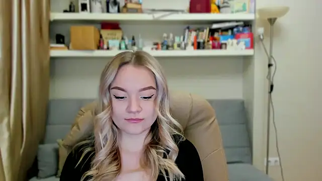 Snapshot of Kara_Smith_ chatting on 6, 11, 2025 Kara Smith online show from 6, 11, 2025