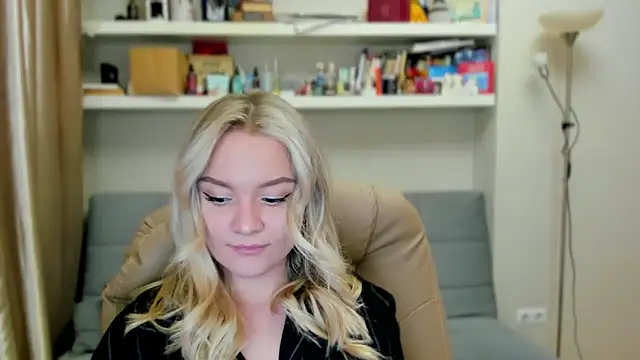 Snapshot of Kara_Smith_ chatting on 3, 12, 2025 Kara Smith online show from 3, 12, 2025