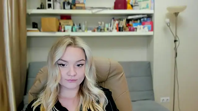 Snapshot of Kara_Smith_ chatting on 4, 12, 2025 Kara Smith online show from 4, 12, 2025