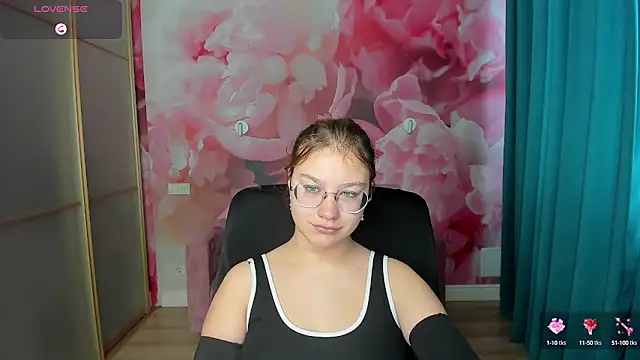 Snapshot of AngelinaLow chatting on 13, 10, 2025 AngelinaLow online show from 13, 10, 2025