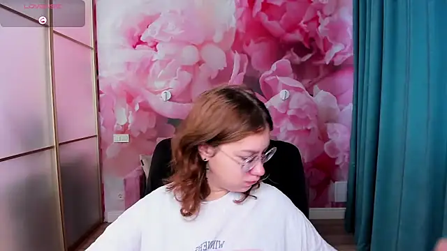 Snapshot of AngelinaLow chatting on 18, 10, 2025 AngelinaLow online show from 18, 10, 2025