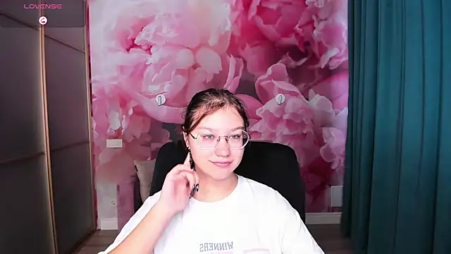 Snapshot of AngelinaLow chatting on 19, 10, 2025 AngelinaLow online show from 19, 10, 2025