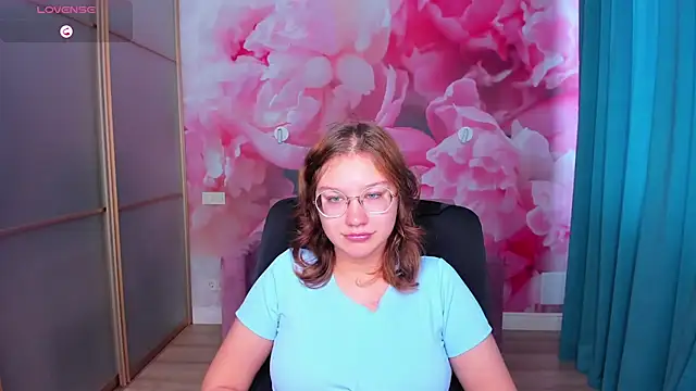 Snapshot of AngelinaLow chatting on 23, 10, 2025 AngelinaLow online show from 23, 10, 2025