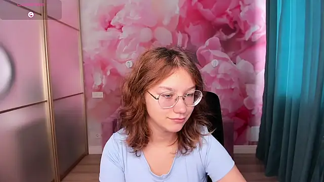 Snapshot of AngelinaLow chatting on 26, 10, 2025 AngelinaLow online show from 26, 10, 2025