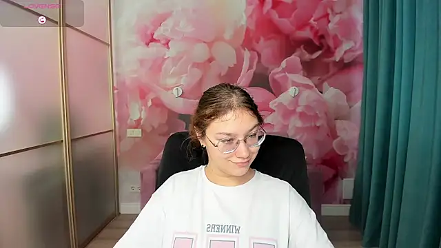 Snapshot of AngelinaLow chatting on 27, 10, 2025 AngelinaLow online show from 27, 10, 2025