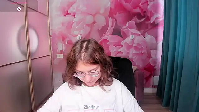 Snapshot of AngelinaLow chatting on 28, 10, 2025 AngelinaLow online show from 28, 10, 2025