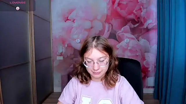 Snapshot of AngelinaLow chatting on 3, 11, 2025 AngelinaLow online show from 3, 11, 2025