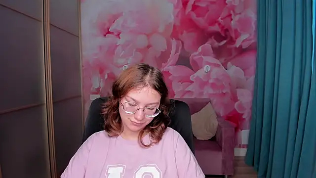 Snapshot of AngelinaLow chatting on 4, 11, 2025 AngelinaLow online show from 4, 11, 2025