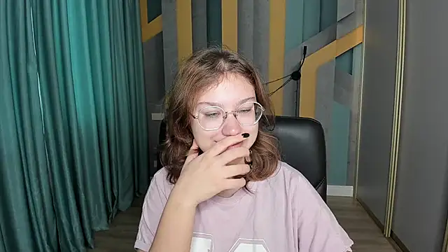 Snapshot of AngelinaLow chatting on 8, 11, 2025 AngelinaLow online show from 8, 11, 2025