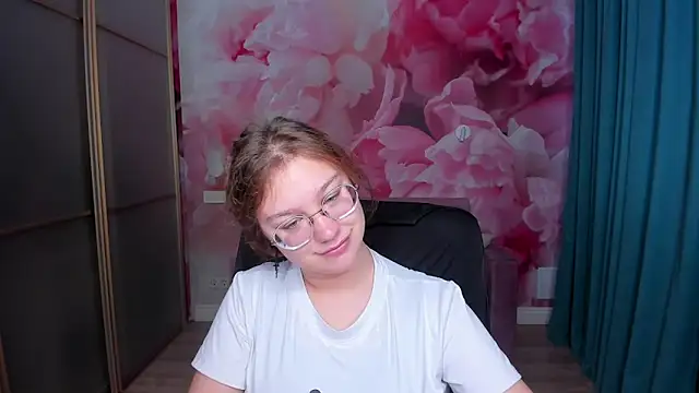 Snapshot of AngelinaLow chatting on 9, 11, 2025 AngelinaLow online show from 9, 11, 2025