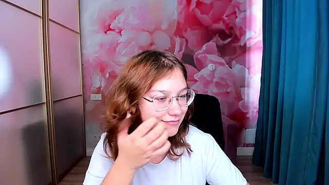 Snapshot of AngelinaLow chatting on 14, 11, 2025 AngelinaLow online show from 14, 11, 2025