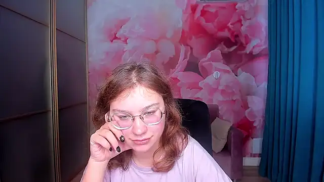 Snapshot of AngelinaLow chatting on 18, 11, 2025 AngelinaLow online show from 18, 11, 2025