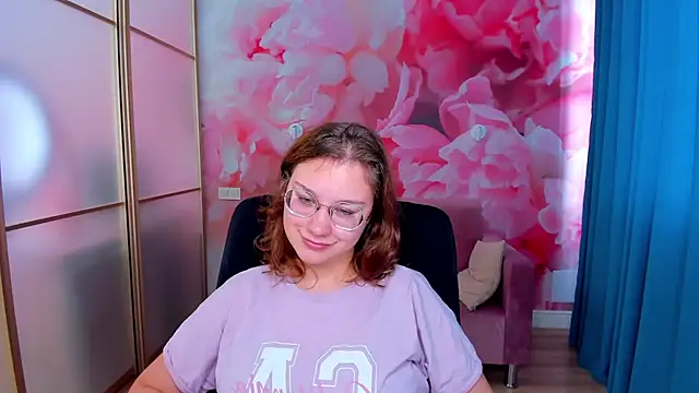 Snapshot of AngelinaLow chatting on 21, 11, 2025 AngelinaLow online show from 21, 11, 2025