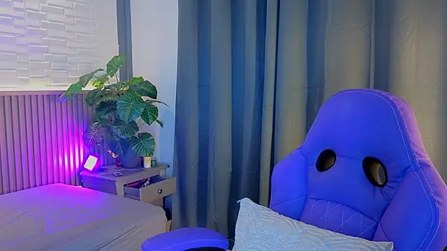 TiffanyWalk online show from 10, 10, 2025