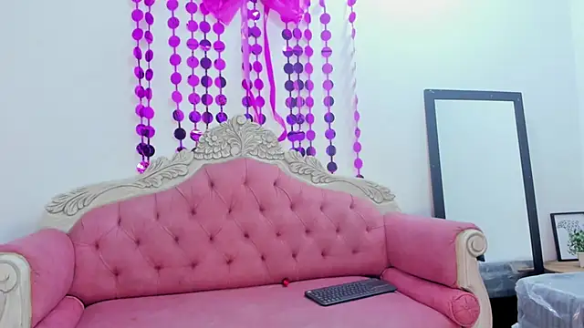 Mia Collivens online show from 27, 10, 2025