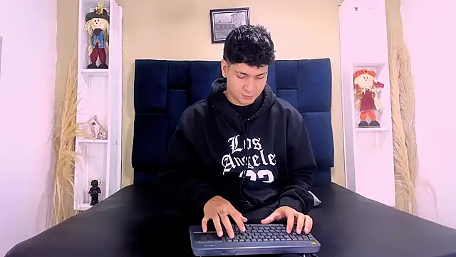 Snapshot of Jhojan_twink chatting on 10, 10, 2025 Jhojan twink online show from 10, 10, 2025