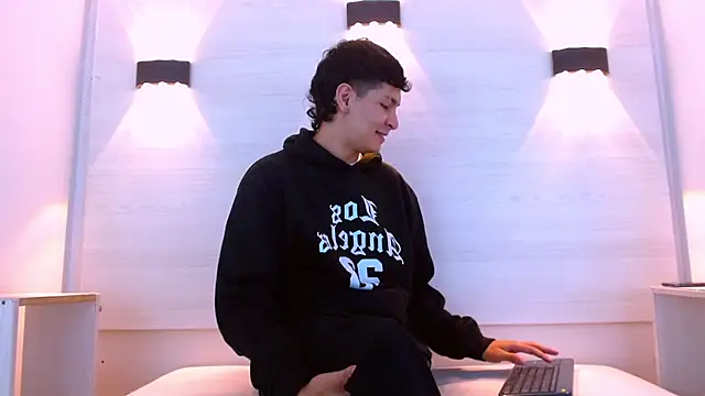 Jhojan twink online show from 17, 12, 2025