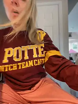 Snapshot of LittleMsMILF chatting on 3, 3, 2026 LittleMsMILF online show from 3, 3, 2026