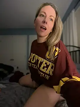 Snapshot of LittleMsMILF chatting on 6, 3, 2026 LittleMsMILF online show from 6, 3, 2026