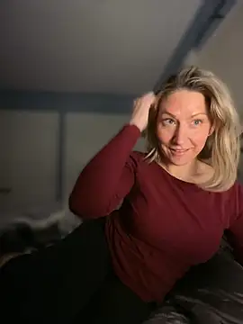 Snapshot of LittleMsMILF chatting on 9, 3, 2026 LittleMsMILF online show from 9, 3, 2026