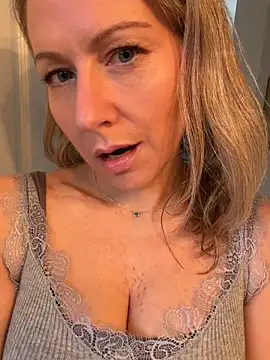 Snapshot of LittleMsMILF chatting on 9, 3, 2026 LittleMsMILF online show from 9, 3, 2026