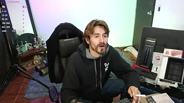 Snapshot of Aaron_malikk chatting on 24, 10, 2025 Aaron malikk online show from 24, 10, 2025