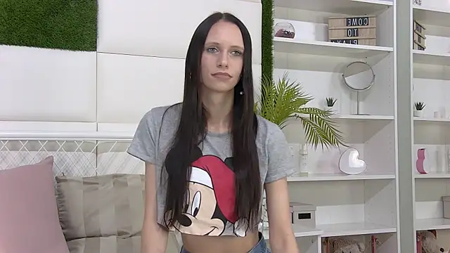 Snapshot of TaraHarris chatting on 7, 11, 2025 TaraHarris online show from 7, 11, 2025